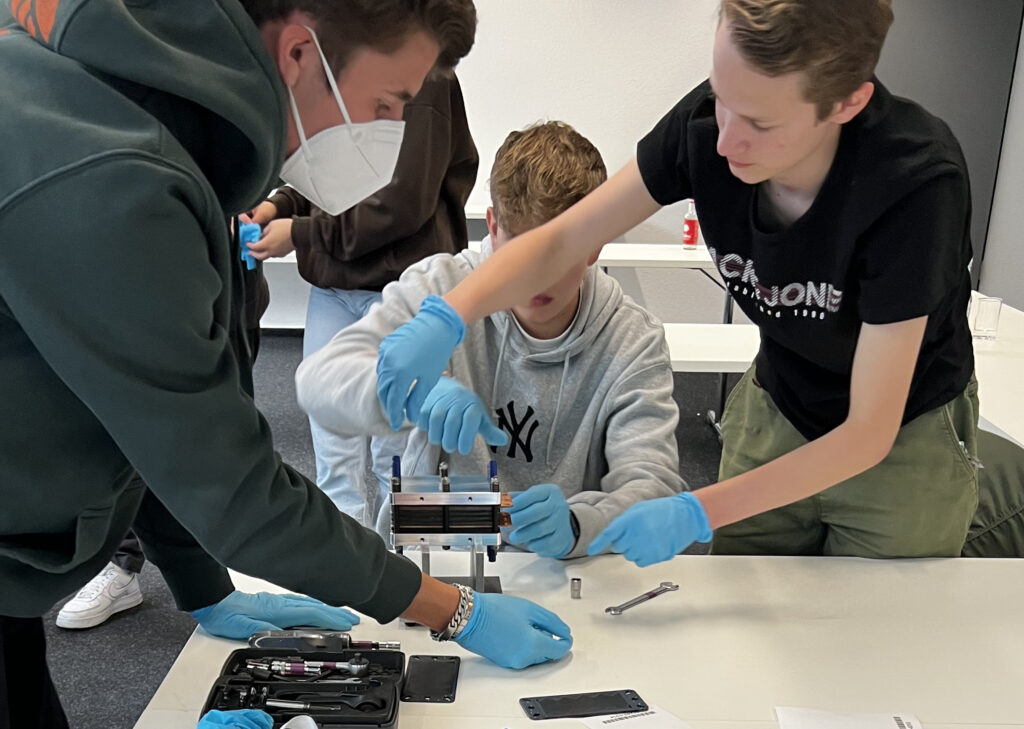 Die Schüler*innen hatten die Gelegenheit selbst Brennstoffzellenstapel zusammenzubauen.

