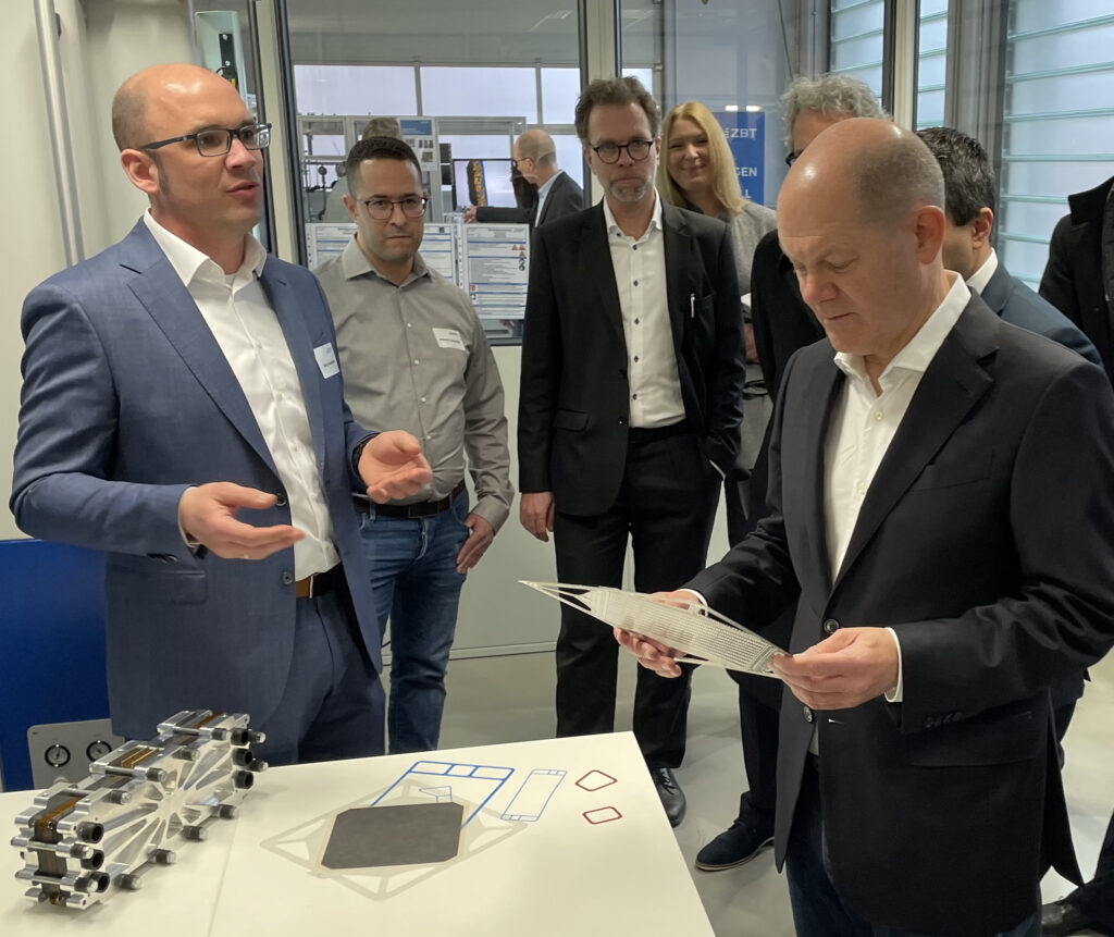 Bundeskanzler Olaf Scholz informierte ich im ZBT unter anderem über den Bau von Brennstoffzellenstapeln.

