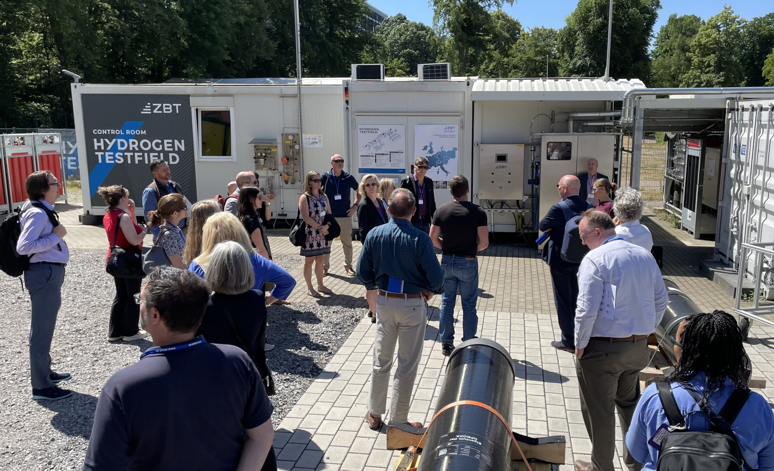 Besuchergruppe auf dem Wasserstoff-Testfeld des ZBT