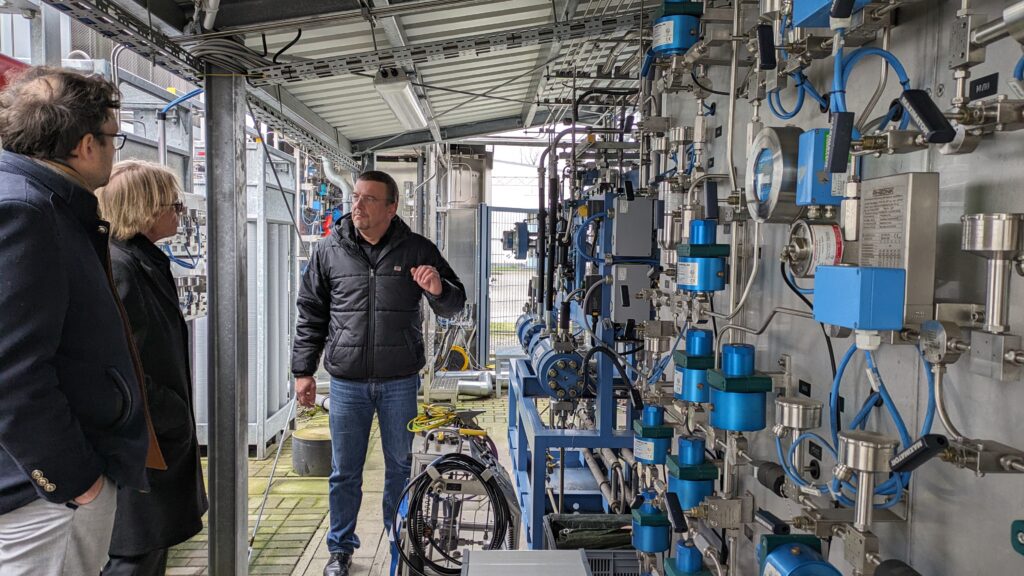 Alexander Kvasnicka führt unsere Besucher aus Kanada übers Testfeld
