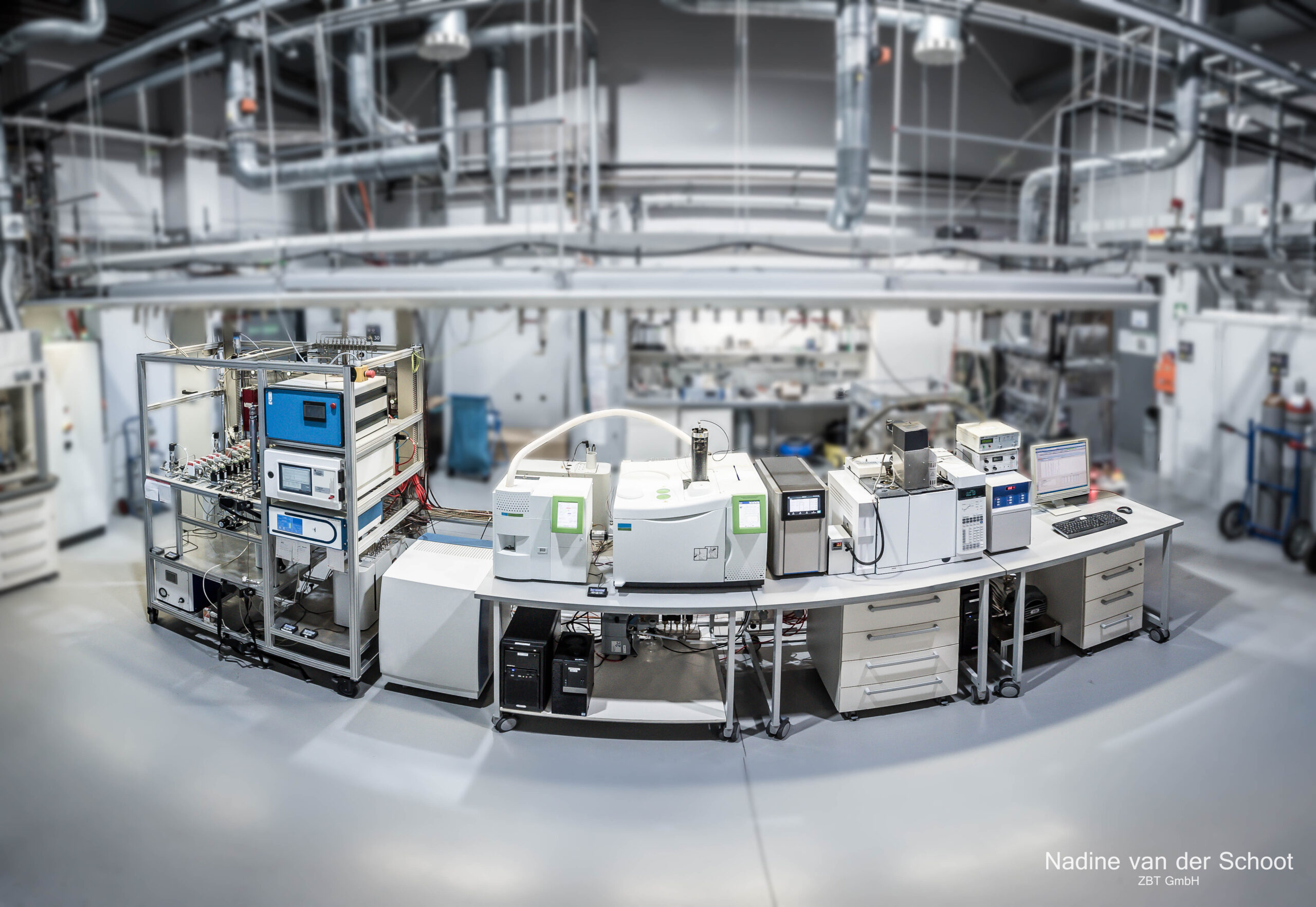 Blick ins Hy-Lab des ZBT, in dem Wasserstoffproben auf ihre Reinheit untersucht werden